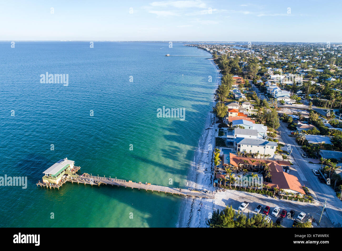 Anna Maria Island Florida, Rod & Reel Pier, Tampa Bay, spiaggia, case fronte spiaggia, vista aerea dall'alto, FL17121462d Foto Stock