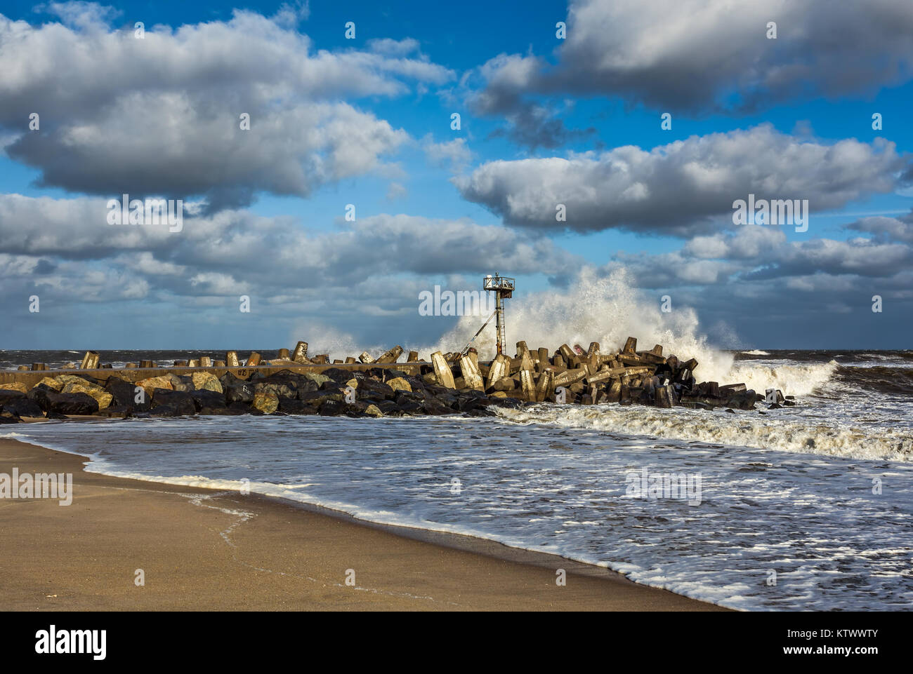 Un ondata di schiantarsi su un molo nel punto piacevole, NJ all ingresso Manasquan. Le grandi ondate sono il risultato di uragano Joaquin che ben si è fuori in mare. Foto Stock