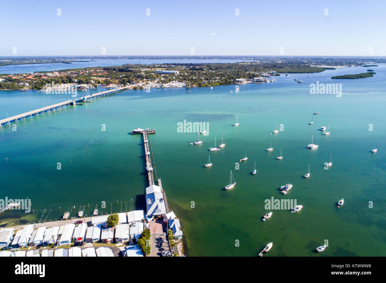 Florida Bradenton Beach, molo, Anna Maria Sound, Sarasota Bay estuarine System, Cortez Road Bridge, vista aerea dall'alto, FL17121477d Foto Stock