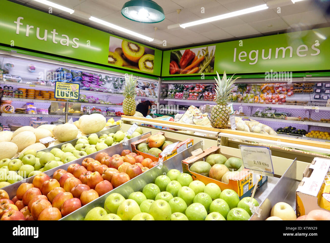 Porto Portogallo,Supermercado Froiz,negozio di alimentari,supermercato,insegna,portoghese,frutta,verdura,legue,mele,ispanici,immigrati immigrati,portoghese,P Foto Stock