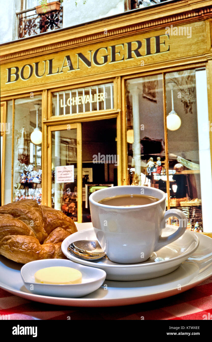 Parigi colazione Boulangerie, retro francese petit dejeuner colazione all'aperto caffè Montmartre, Parigi, colazione continentale parigina di caffè e croissant, fuori dalla rinomata pasticceria panetteria Boulangerie a Montmartre, Parigi Foto Stock