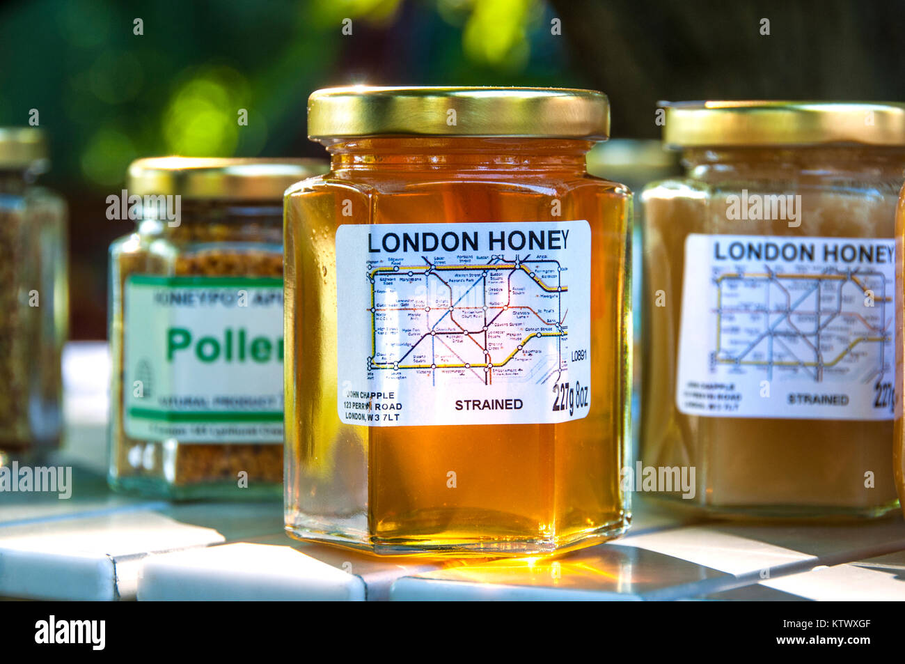 Londra barattoli di miele (diseccate) con metropolitana Etichetta Mappa e vasi di polline in vendita al mercato degli agricoltori in stallo Lambeth Regno Unito Foto Stock
