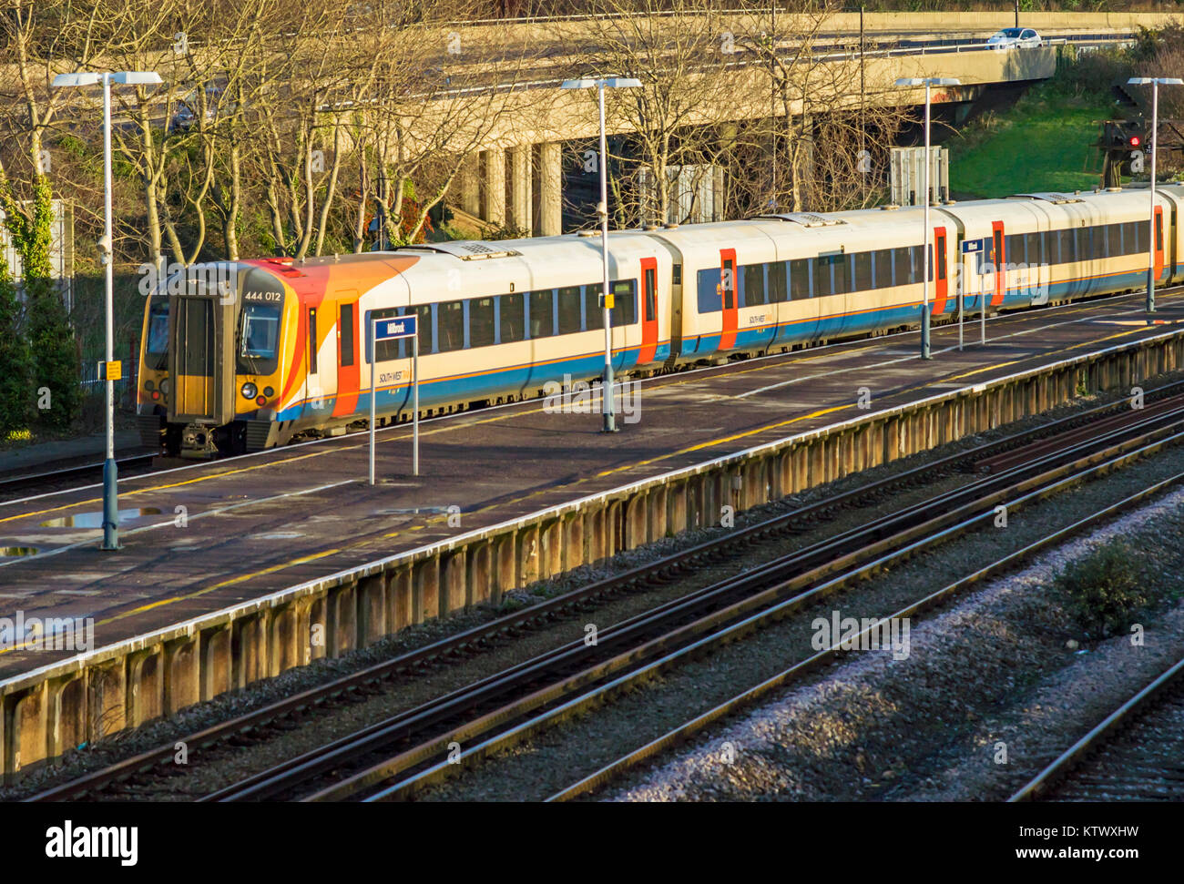 A sud ovest di treno che passa attraverso la stazione di Millbrook in Southampton dicembre 2017, Inghilterra, Regno Unito Foto Stock