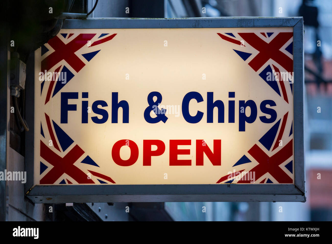 Fish & Chips, segno con martinetti di unione al di sopra di un pesce e patatine shop Foto Stock