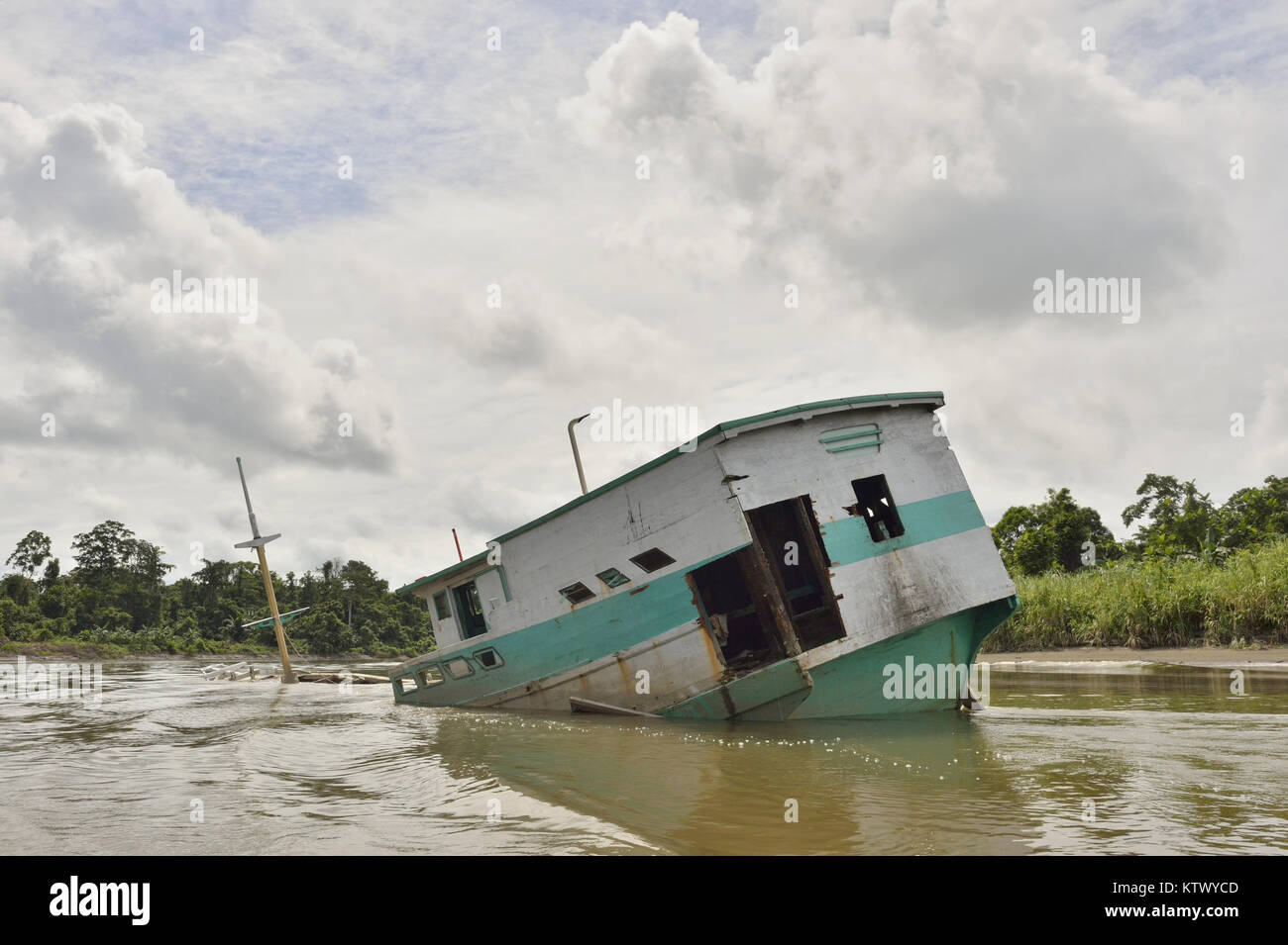 Naufragio tradizionale indonesiano nave mercantile sul fiume. Nuova Guinea isola. Foto Stock