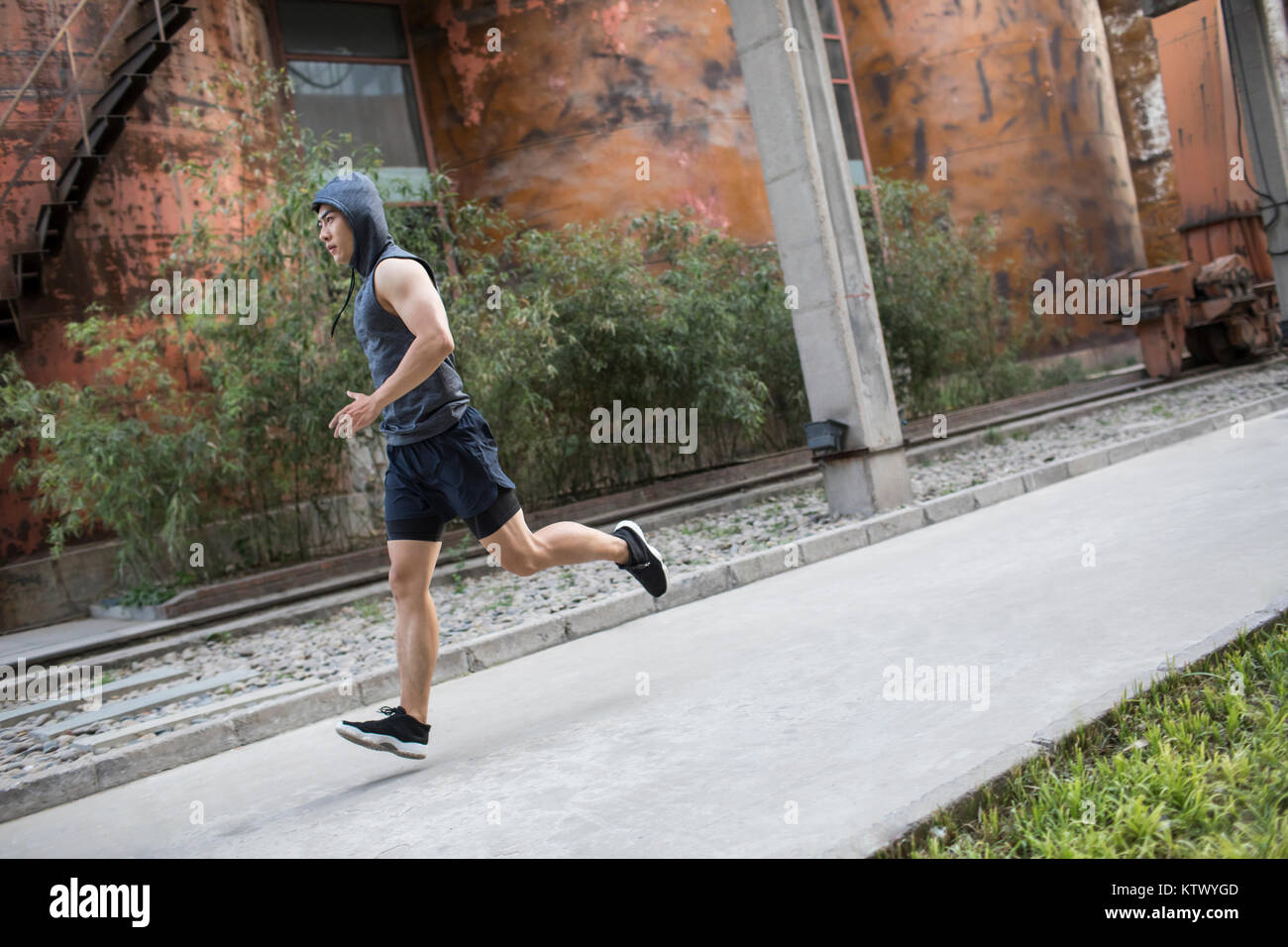 Giovane uomo jogging all'aperto Foto Stock