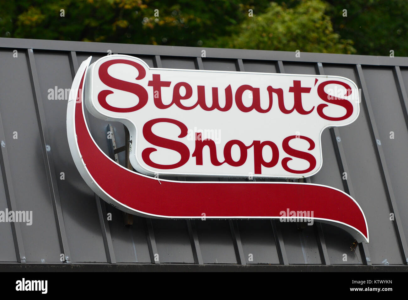 Segno bianco e rosso su un Stewart's negozi Emporio, parte di una catena di stazioni di benzina e empori in Upstate New York, Stati Uniti d'America Foto Stock