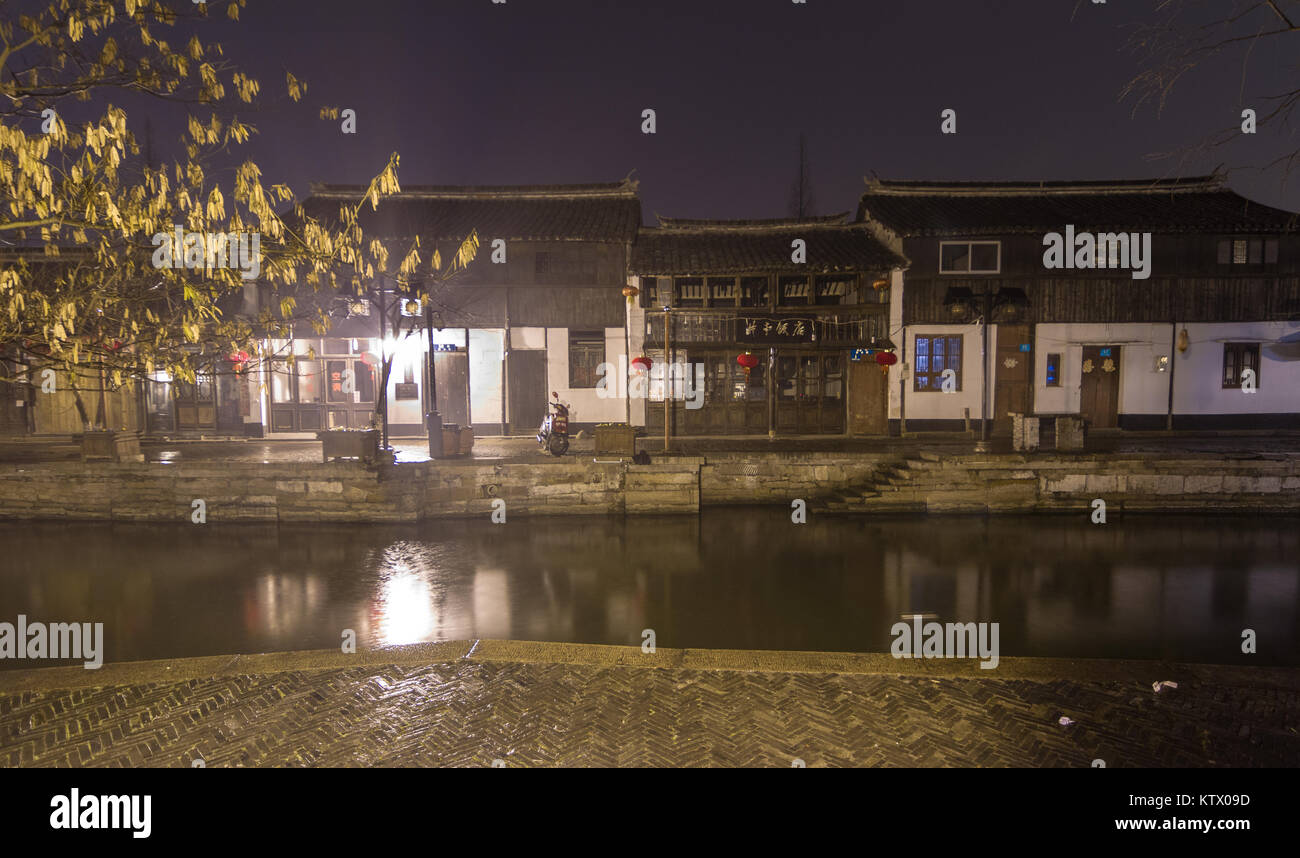 SHANGHAI 2012: vista notturna di Zhujiajiaozhen, un tradizionale vecchio città d'acqua in Qingpu, Shanghai, Cina Foto Stock