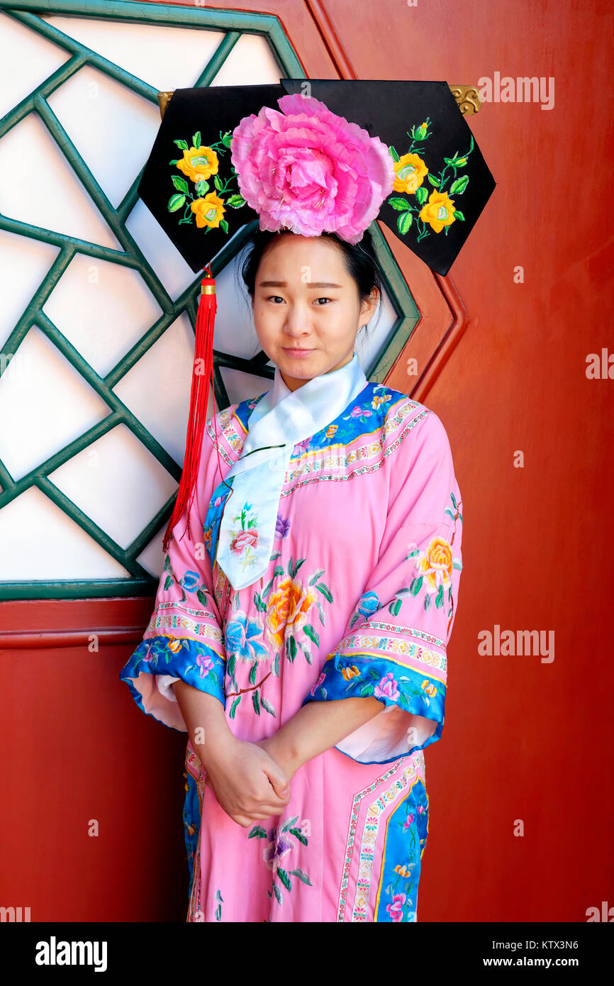 Cameriera nella dinastia Qing abbigliamento, Ting Li Guan ristorante, il Palazzo d'Estate a Pechino, Cina Foto Stock