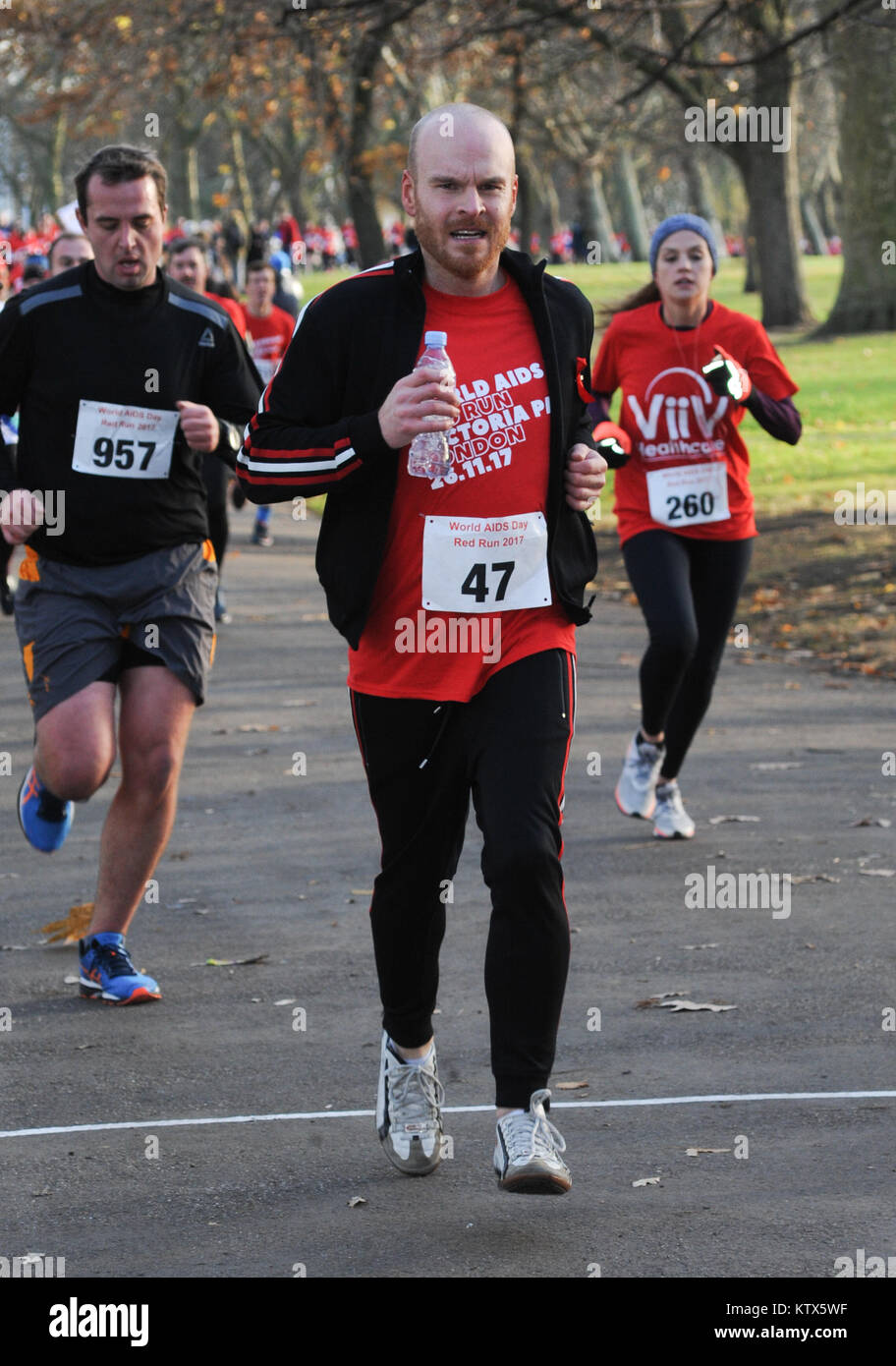 Intorno al 1500 corridori e Walkers ha preso parte in rosso eseguire UK, Giornata Mondiale dell Aids la raccolta di fondi per beneficenza HIV. La gara è stata iniziata da Barbra Windsor in Victoria Park con: Philip Christopher Baldwin dove: Londra, Regno Unito quando: 26 Nov 2017 Credit: WENN.com Foto Stock