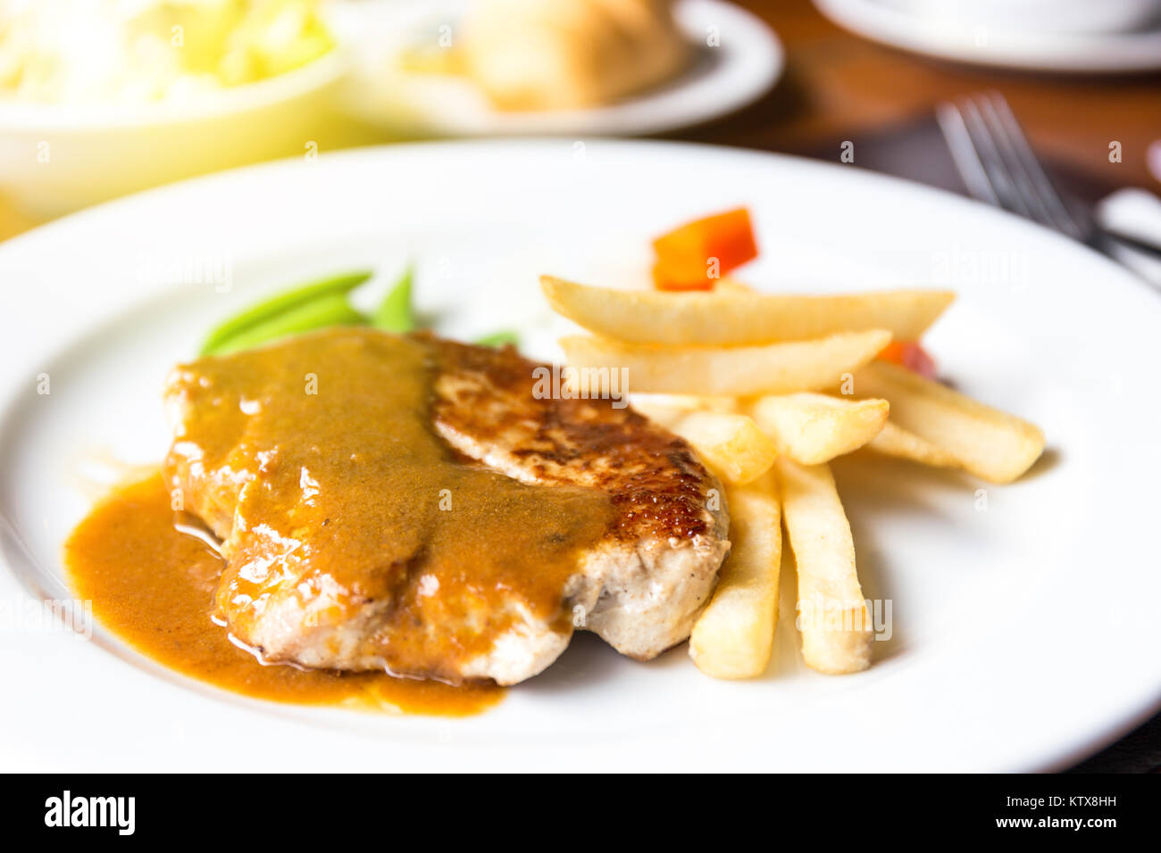 Tritare la carne di maiale di manzo con salsa di dilicious e patatine fritte sulla carne di maiale a ora di pranzo Foto Stock