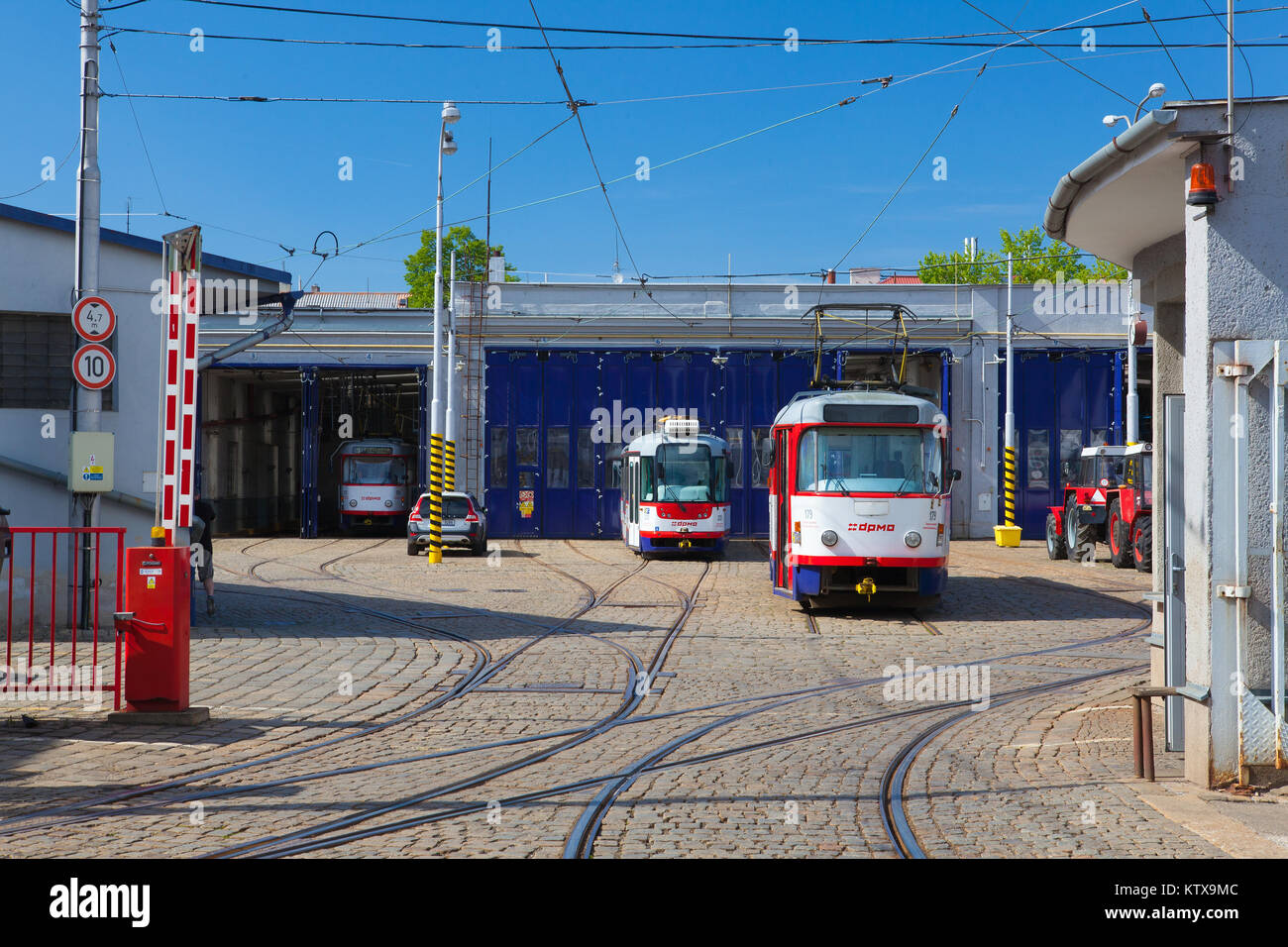 Olomouc, Repubblica Ceca - Maggio 5,2017: la fermata del tram nel centro storico di Olomouc.famoso patrimonio Unesco città e attrazioni turistiche. Foto Stock