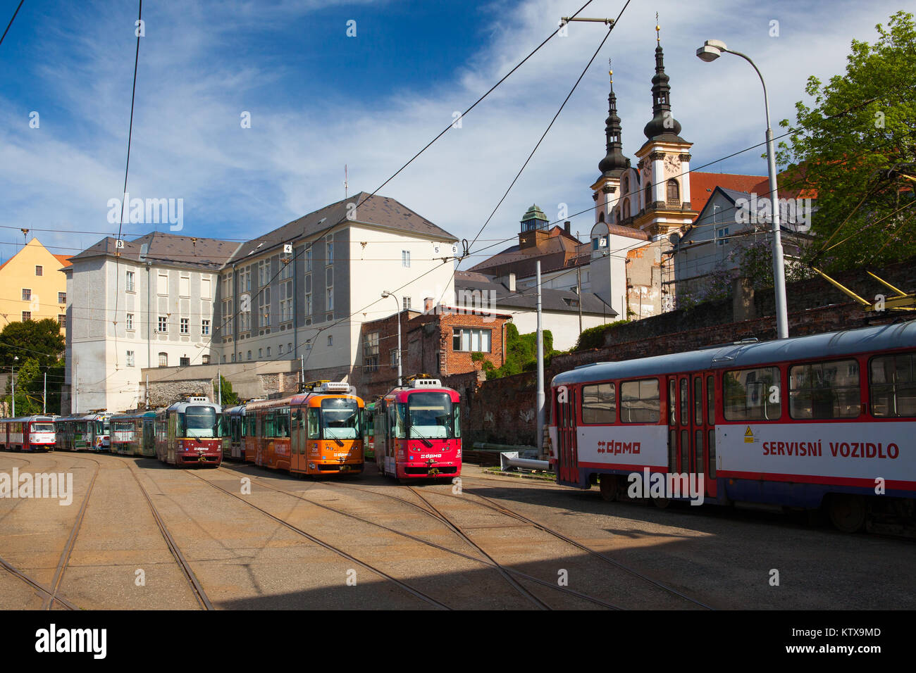 Olomouc, Repubblica Ceca - Maggio 5,2017: la fermata del tram nel centro storico di Olomouc.famoso patrimonio Unesco città e attrazioni turistiche. Foto Stock