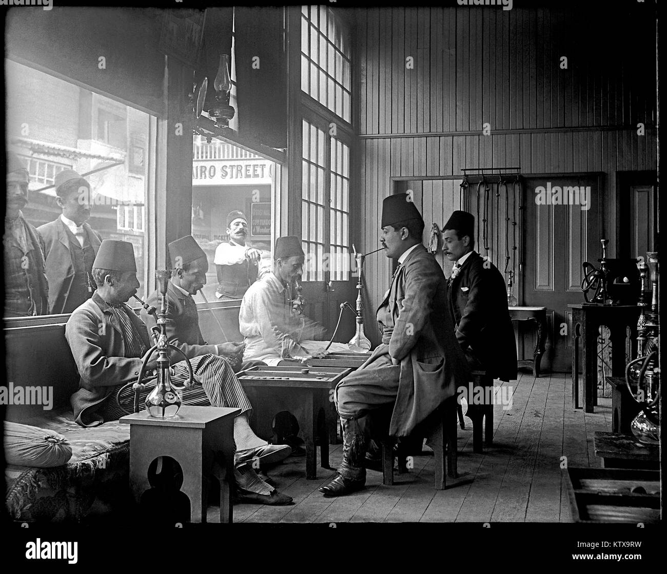 Fumare narghilè tubi a La California Midwinter Esposizione Internazionale. Questa fiera mondiale si è tenuto a San Francisco, California dal 27 gennaio al 5 luglio 1894. Immagine dalla fotocamera originale negativo di vetro. Foto Stock
