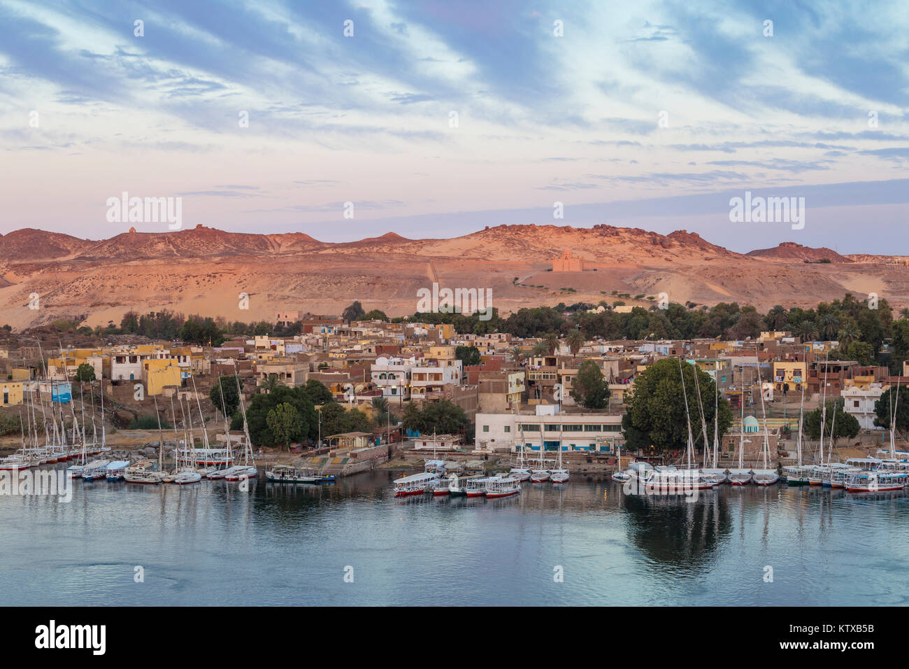 Vista del fiume Nilo e Nubian Village sull isola Elefantina, Aswan, Alto Egitto Egitto, Africa Settentrionale, Africa Foto Stock