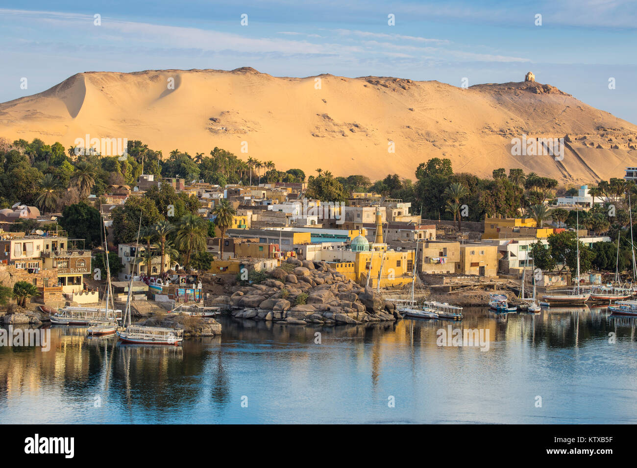 Vista del fiume Nilo e Nubian Village sull isola Elefantina, Aswan, Alto Egitto Egitto, Africa Settentrionale, Africa Foto Stock