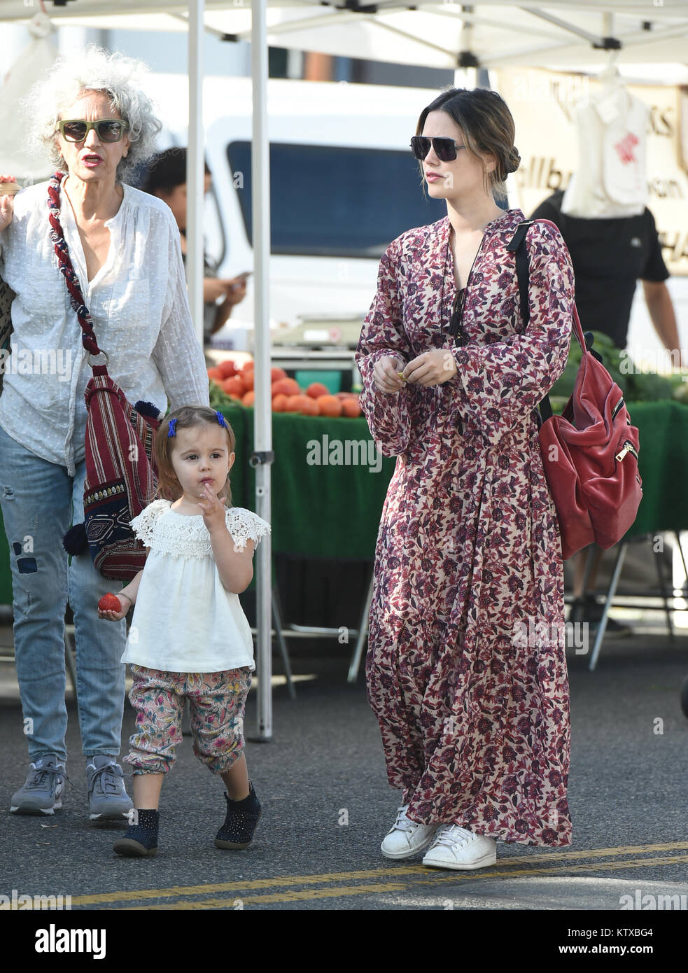 Rachel Bilson prende la sua figlia Briar Rose Christensen per il mercato degli agricoltori con sua madre Janice Stanger dotate: Rachel Bilson, Briar Rose Christensen, Janice Stanger dove: Los Angeles, California, Stati Uniti quando: 26 Nov 2017 Credit: WENN.com Foto Stock