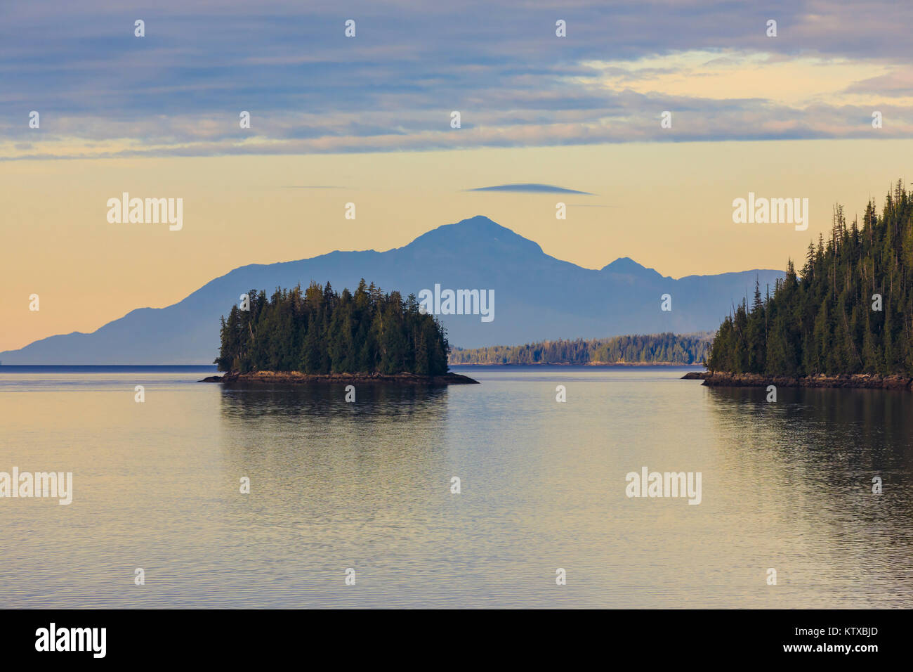 Sunrise, immettendo il Misty Fjords National Monument, isole, foreste e montagne distanti, Ketchikan, a sud-est di Alaska, Stati Uniti d'America, n. Foto Stock