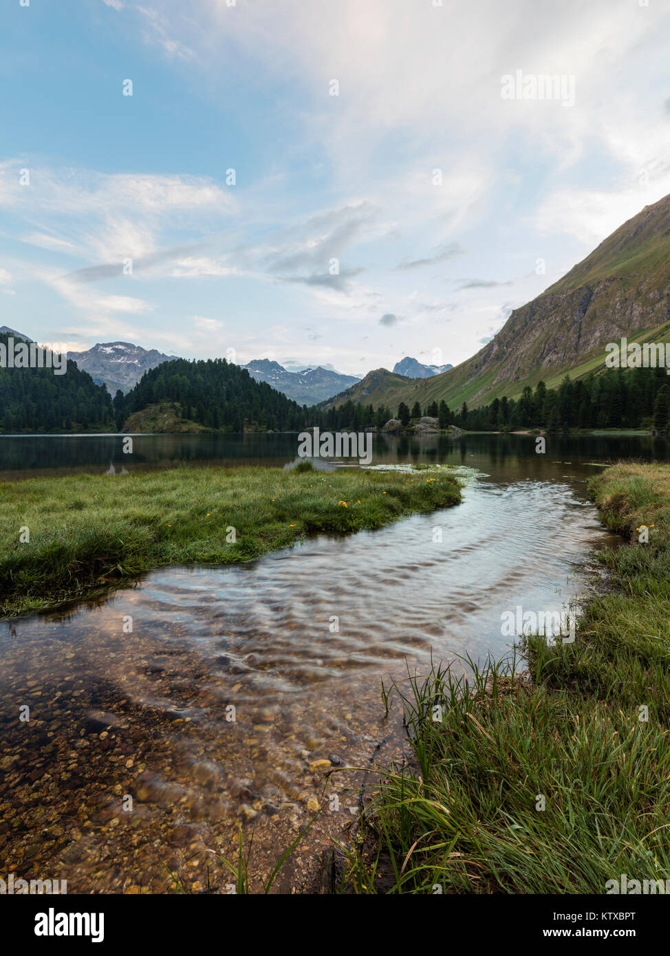 Alba sul lago Cavloc, Maloja Pass, Val Bregaglia, Engadina nel Cantone dei Grigioni, Svizzera, Europa Foto Stock