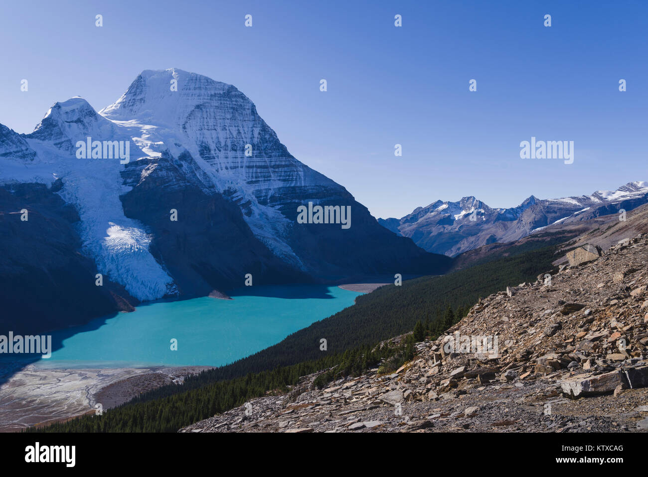 La vetta più alta delle montagne rocciose Canadesi, Monte Robson e il Berg lago visto dal Mumm Bacino Trail, Sito Patrimonio Mondiale dell'UNESCO, Rocki canadese Foto Stock