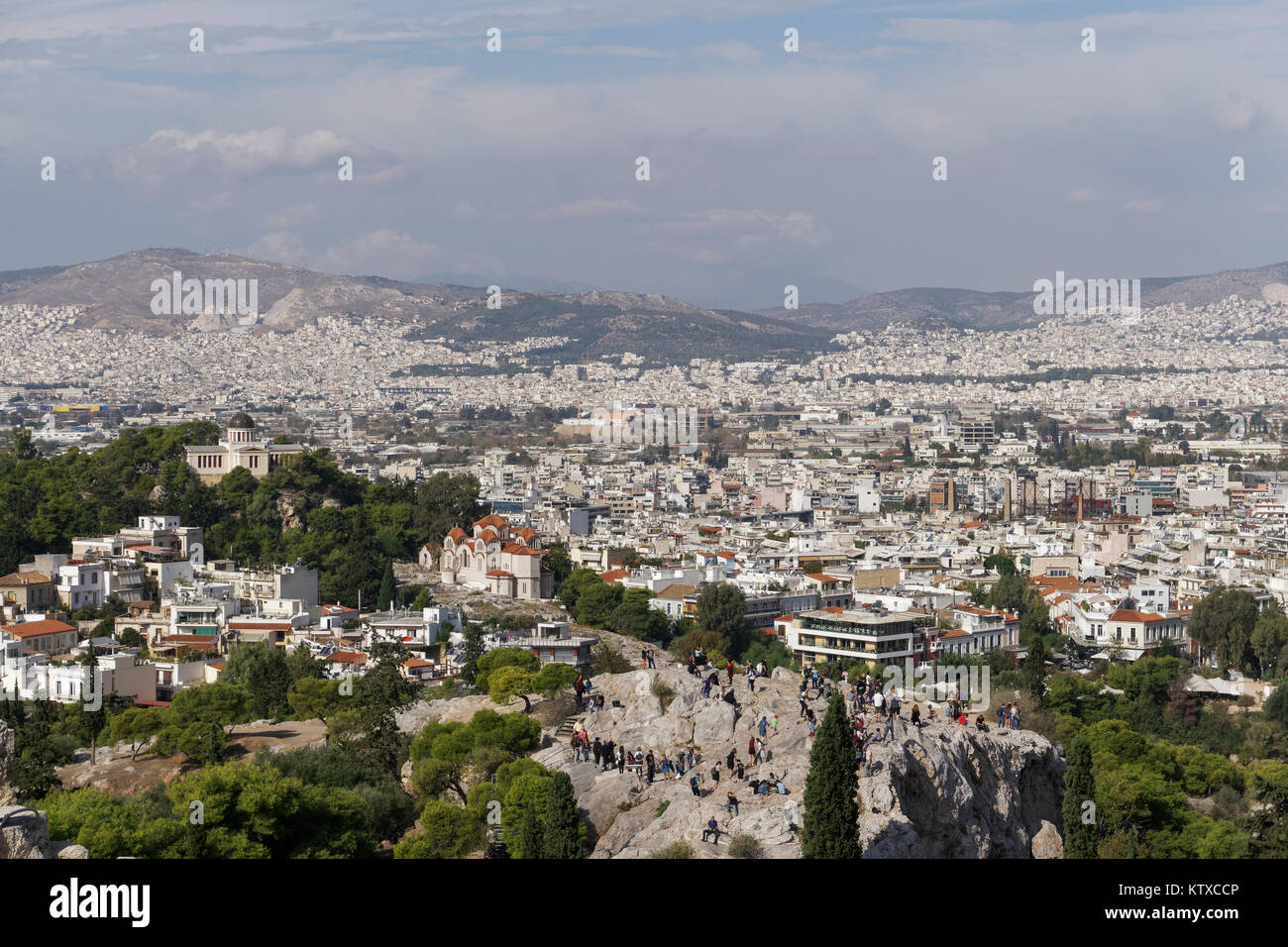 Areopago Hill (Mars Hill), antica corte suprema, vista dalla collina dell'Acropoli di Atene, Grecia, Europa Foto Stock
