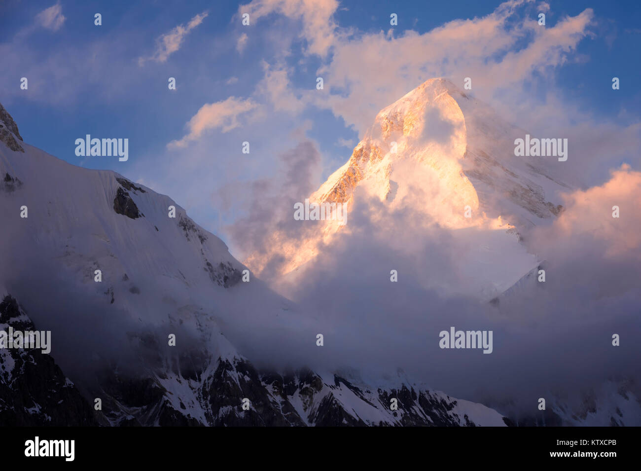 Khan Tengri Glacier vista al tramonto dal campo base, Central Tian Shan Mountain Range, la frontiera del Kirghizistan e Cina, Kirghizistan, Asia centrale, un Foto Stock