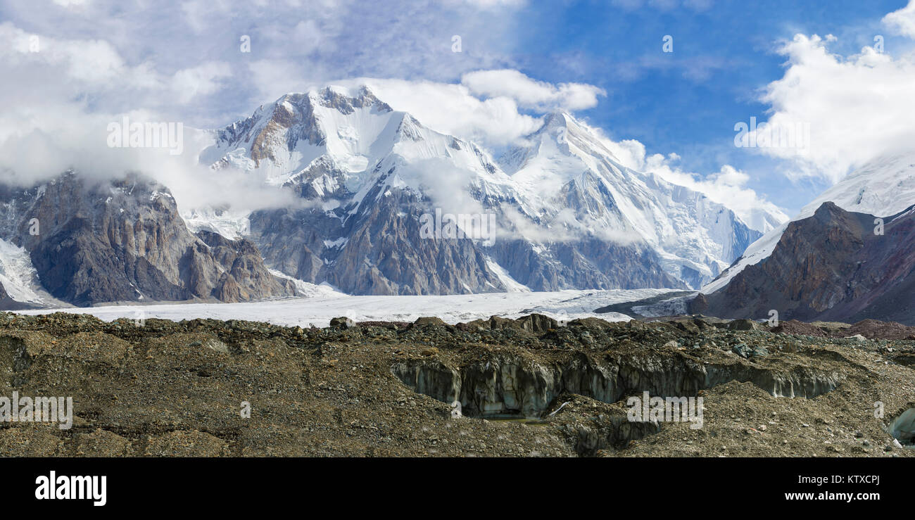 Engilchek ghiacciaio e Khan Tengri di montagna, Central Tian Shan Mountain Range, la frontiera del Kirghizistan e Cina, Kirghizistan, Asia Centrale, Asia Foto Stock