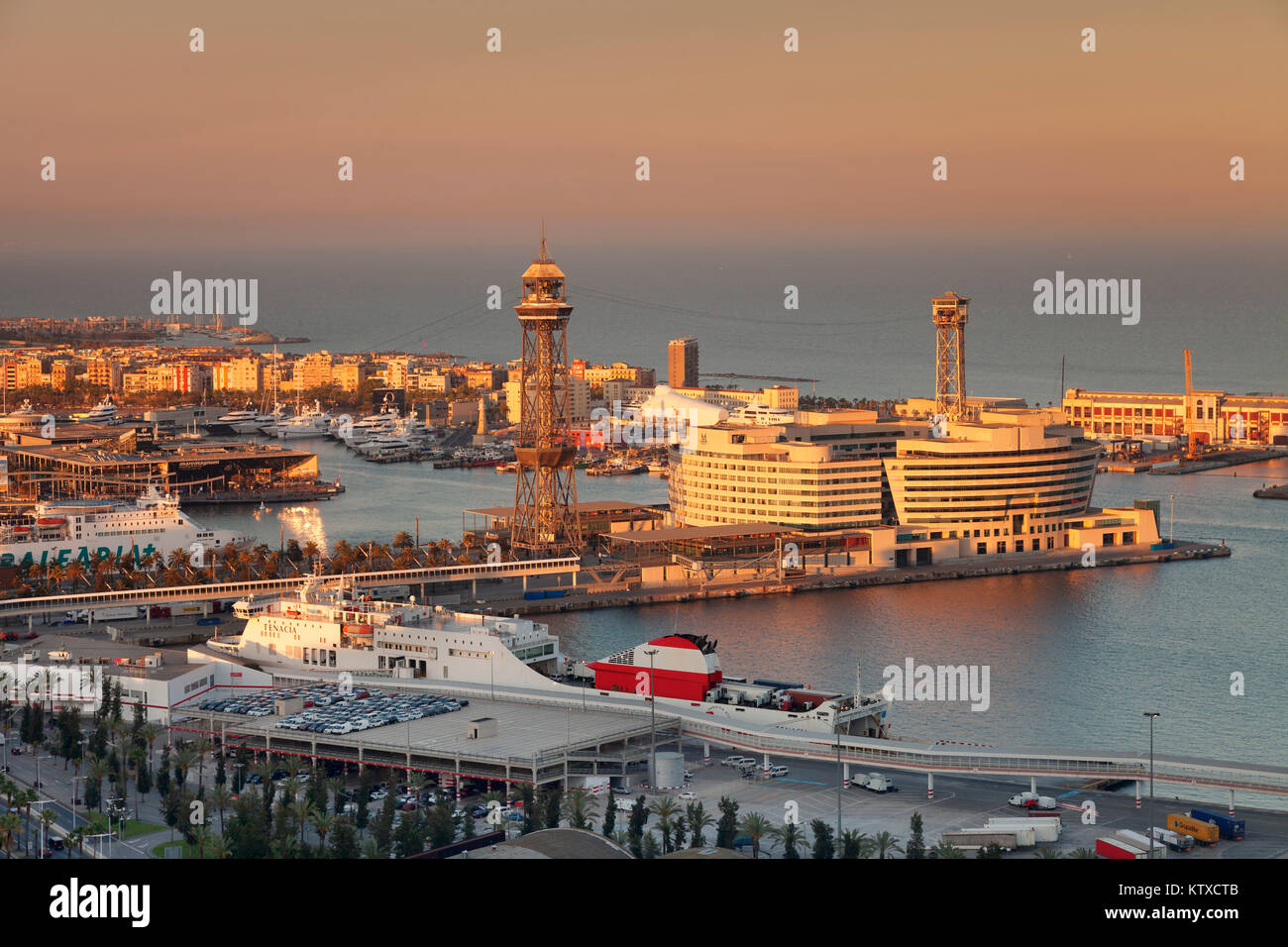 Vista dal Montjuic a Port Vell con il World Trade Center a Port Vell e Torre de Sant Jaume I , Barcellona, in Catalogna, Spagna, Europa Foto Stock