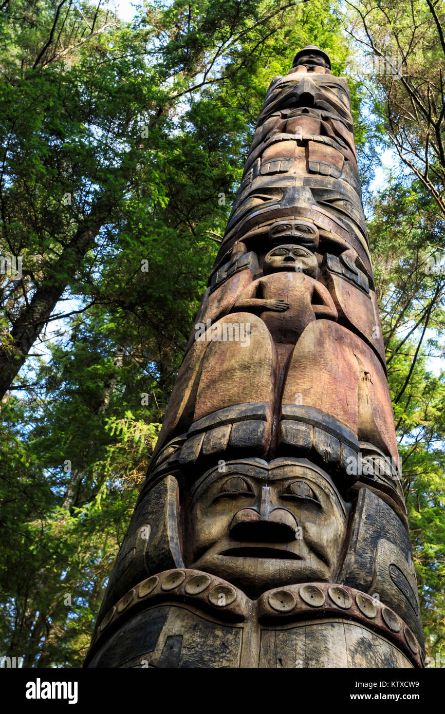 La leggenda di zanzara Pole, Tlingit totem pole, foresta pluviale, estate, Sitka National Historic Park, Sitka, Baranof Island, Alaska, Stati Uniti d'America, n Foto Stock