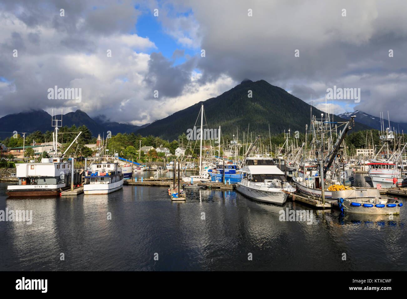 Crescent Boat Harbour con belle montagne ricche di boschi e città di Sitka, rare giornata soleggiata, estate, Baranof Island, Alaska, Stati Uniti d'America, né Foto Stock