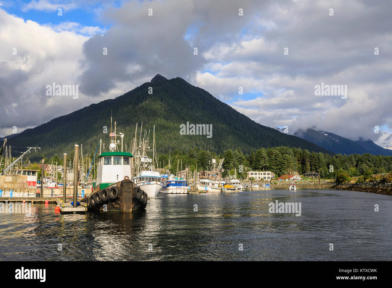 Crescent Boat Harbour con belle montagne ricche di boschi e città di Sitka, rare giornata soleggiata, estate, Baranof Island, Alaska, Stati Uniti d'America, né Foto Stock