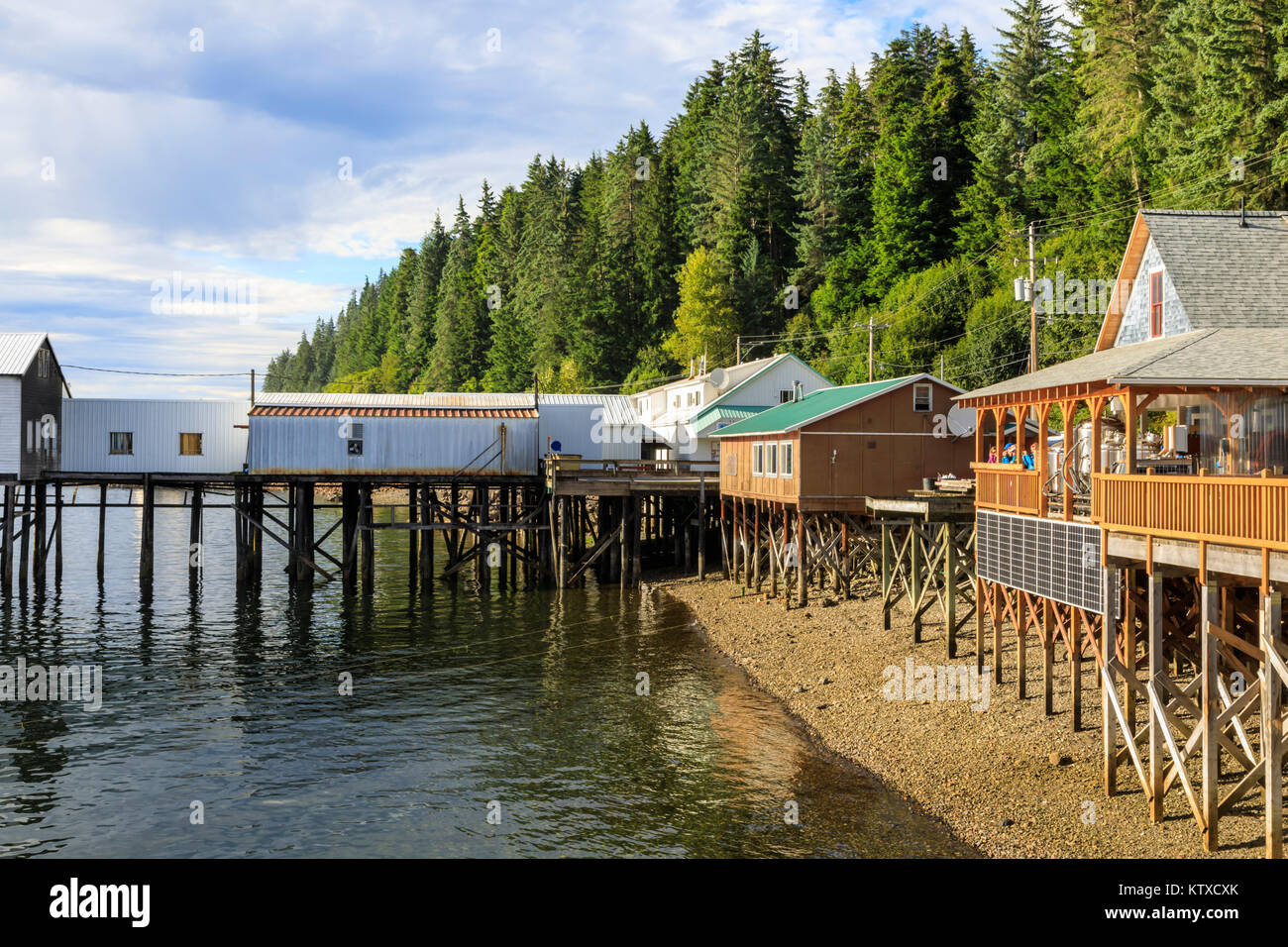 Hoonah, litorale brewpub e dock, Tlingit comunità, Icy Strait Point, Chichagof Island, all'interno di passaggio, a sud-est di Alaska, Stati Uniti d'America, Foto Stock