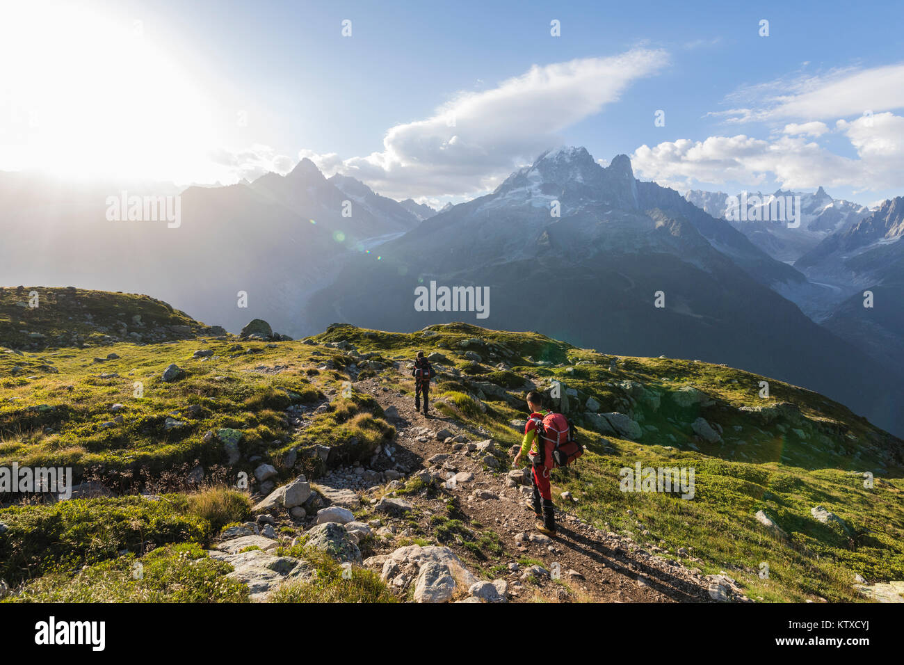 Gli escursionisti sul modo di Lacs de Cheserys da Argentiere con Les Drus e Aiguille verte in background, Haute Savoie, sulle Alpi francesi, Francia, Europa Foto Stock