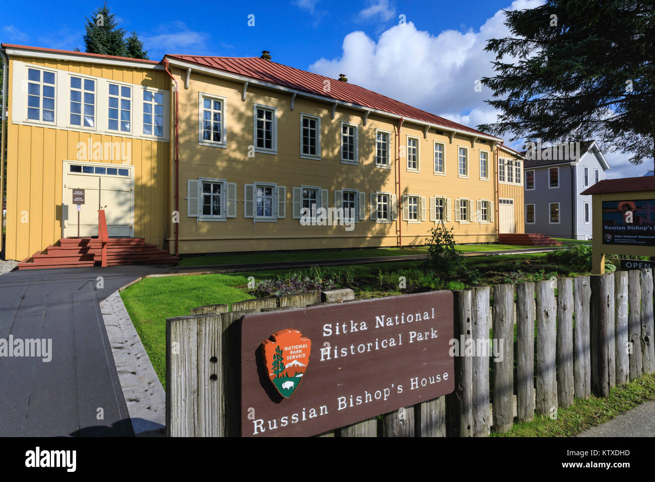 Vescovado russo, costruito 1843 in Sitka Spruce, Sitka National Historical Park segno, rare giornata soleggiata, a sud-est di Alaska, Stati Uniti d'America, n Foto Stock