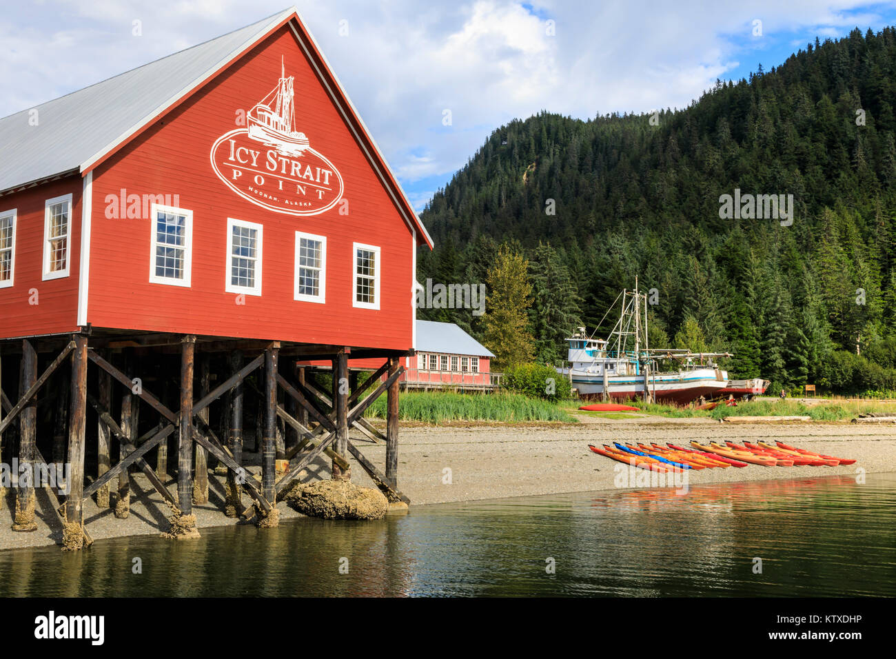 Ripristinato il salmone cannery museum e barche, Icy Strait Point, Hoonah, estate, Chichagof Island, all'interno del passaggio, Alaska, Stati Uniti d'America, Nord Foto Stock