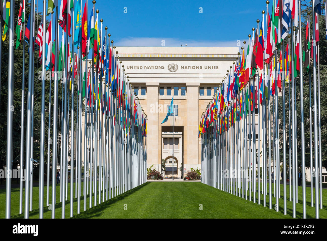 Un edificio e bandiere, l Ufficio delle Nazioni Unite a Ginevra (ONUG), Ginevra, Svizzera, Europa Foto Stock