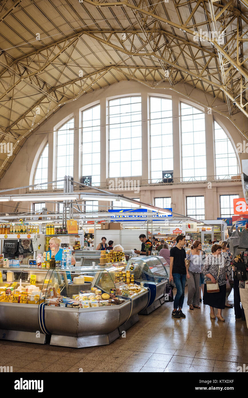 Interno della riga del Mercato Centrale, Riga, Lettonia, Paesi Baltici, Europa Foto Stock