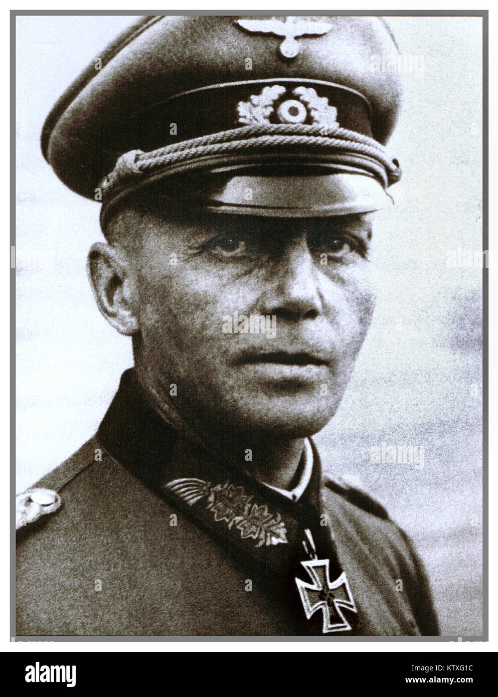 Karl von Graffen (6 giugno 1893 - 1 novembre 1964) è stato un generale tedesco durante la II Guerra Mondiale che ha tenuto divisionale e corps comandi di livello. Egli è stato un destinatario del cavaliere la croce della croce di ferro della Germania nazista. Graffen fu fatto prigioniero nel maggio 1945 dall'Americano US 85a Divisione di Fanteria vicino a Belluno, Italia, ed è stato rilasciato nel mese di marzo 1948. Foto Stock
