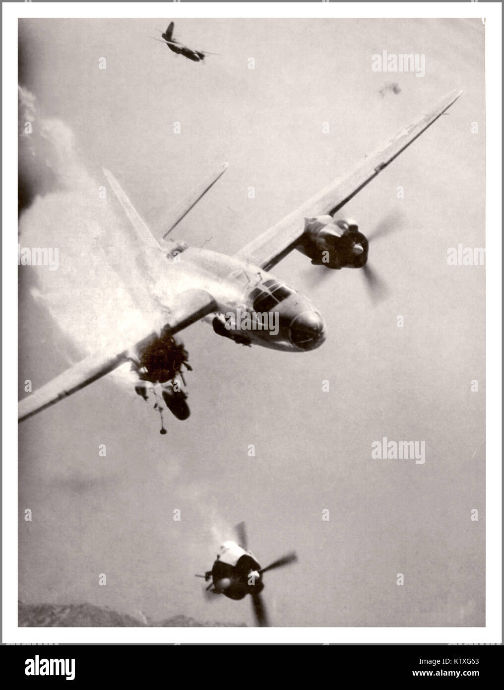 WW2 American Airforce USAAF B26 Bomber sparato in fiamme sulla Francia. Immagine difficile di guerra aerea notevole, di un aereo americano B-26 Marauder grippato dopo un colpo diretto da un guscio di flak tedesco nazista di 88 mm sopra il porto di Tolone, Francia meridionale. Elica dritta e motore completamente separati. 3 dei 6 membri dell'equipaggio sono sopravvissuti a questo incidente aereo di combattimento.. Foto Stock