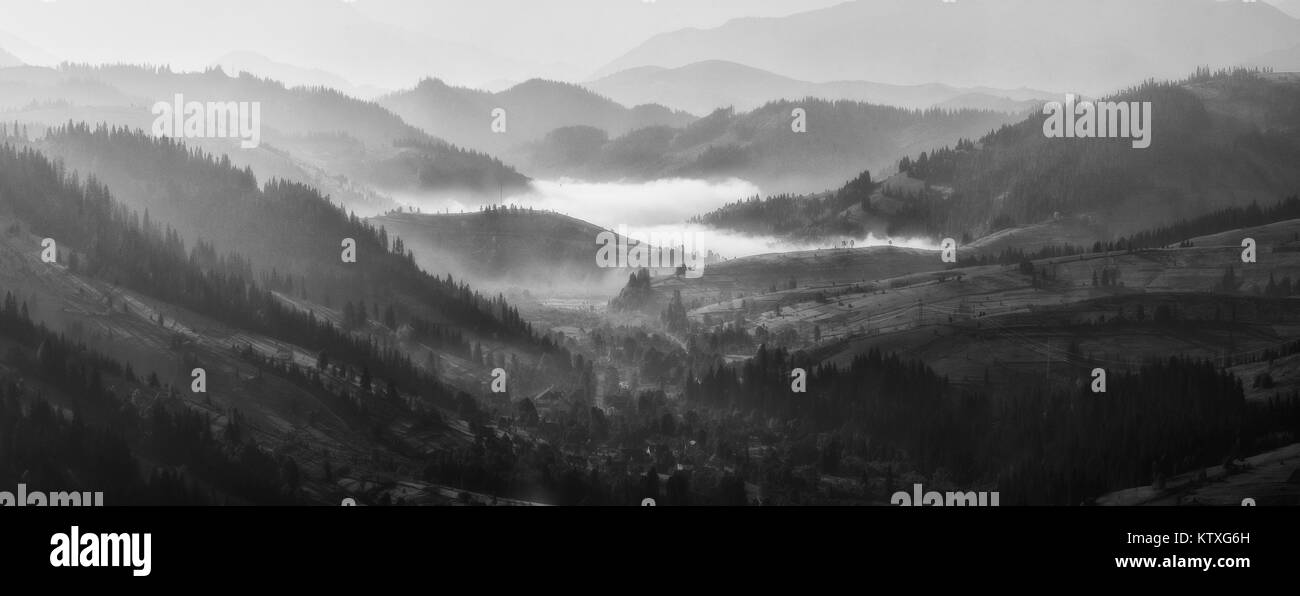 Mattinata nebbiosa. un pittoresco autunno mattina nelle montagne dei Carpazi Foto Stock
