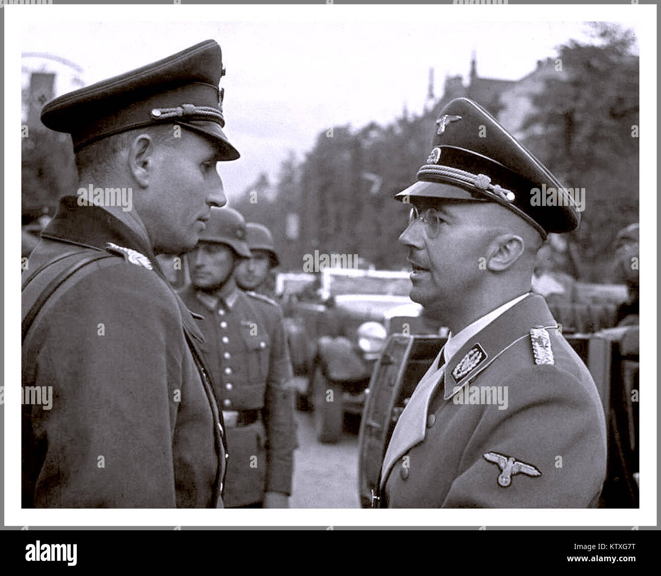 WW2 capo delle SS Heinrich Himmler (a destra), uno dei principali architetti dell'Olocausto, parla con un funzionario non identificato in Varsavia dopo l invasione tedesca della Polonia, 1939 .REICHSFÜHRER Heinrich Himmler Heinrich Luitpold Himmler (7 ottobre 1900 - 23 Maggio 1945) è stata Reichsführer delle Schutzstaffel (SS), un comandante militare e un membro importante del partito nazista (NSDAP) della Germania nazista. Foto Stock