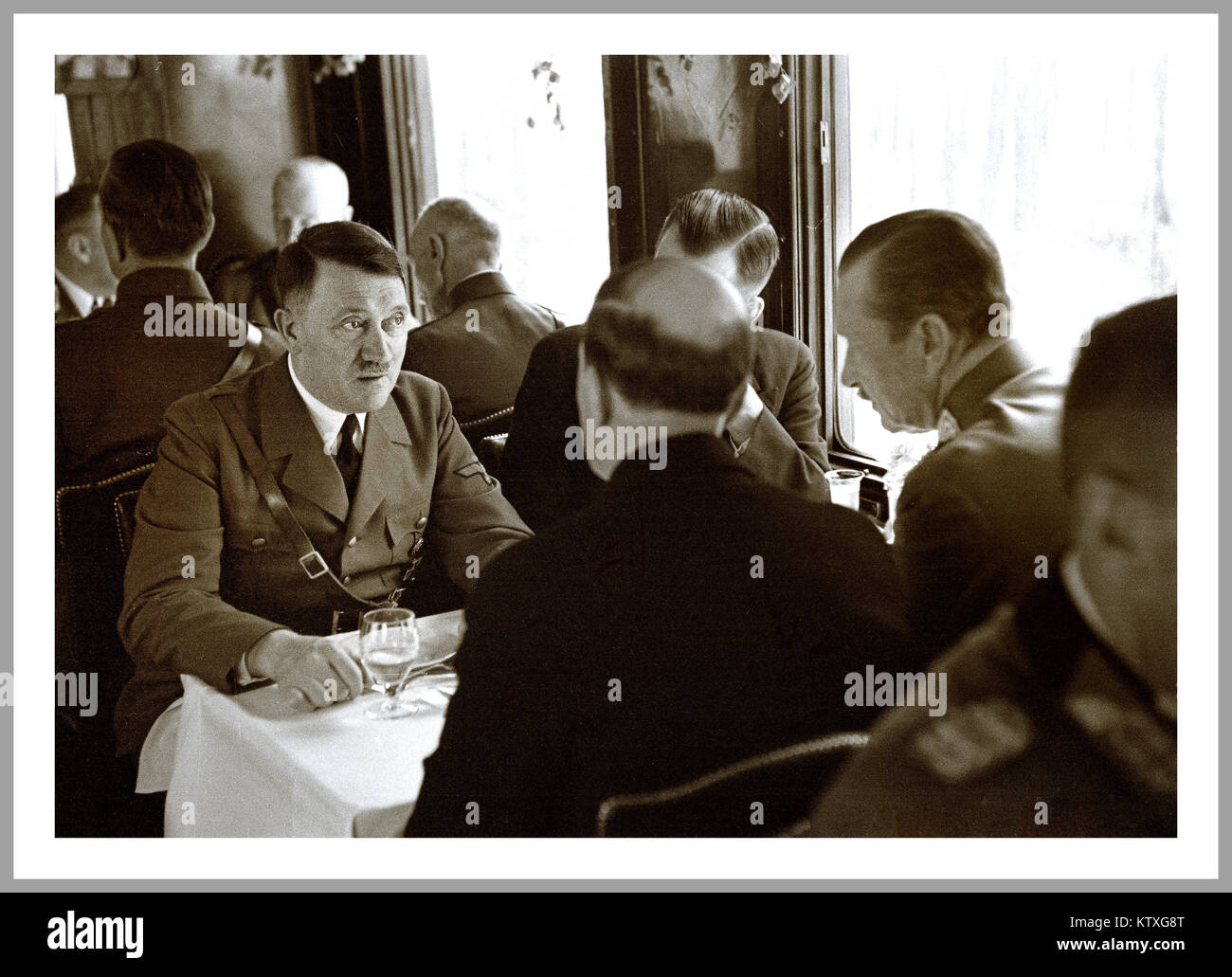 HITLER MANNERHEIM IMMOLA In treno In 1942, Hitler, sotto segretezza estrema, ha visitato la Finlandia, ufficialmente per congratularmi con Mannerheim il giorno del suo compleanno. Tuttavia, Mannerheim non ha voluto salutare Hitler al suo quartier generale, come avrebbe guardato come una visita di stato. Pertanto, la riunione si è verificata a Imatra in Finlandia meridionale. A Immola Airfield, Hitler è stato accolto ed accompagnato dal Presidente Ryti e altri militari e funzionari statali, Mannerheim personale del treno, dove un pasto di compleanno e i negoziati hanno avuto luogo. Foto Stock