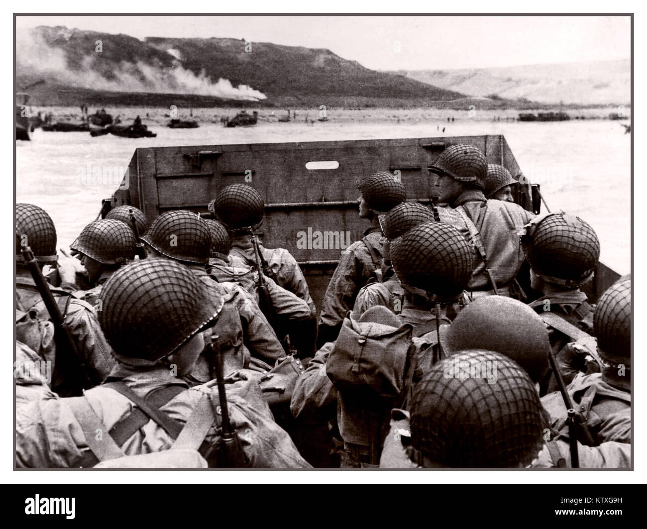 D-Day invasione Omaha Beach landing craft sotto cieli opaco con truppe americane in landing craft guidato visivamente dal fumo flares avvicinando Omaha Beach Normandia Francia 6 Giugno 1944 Foto Stock