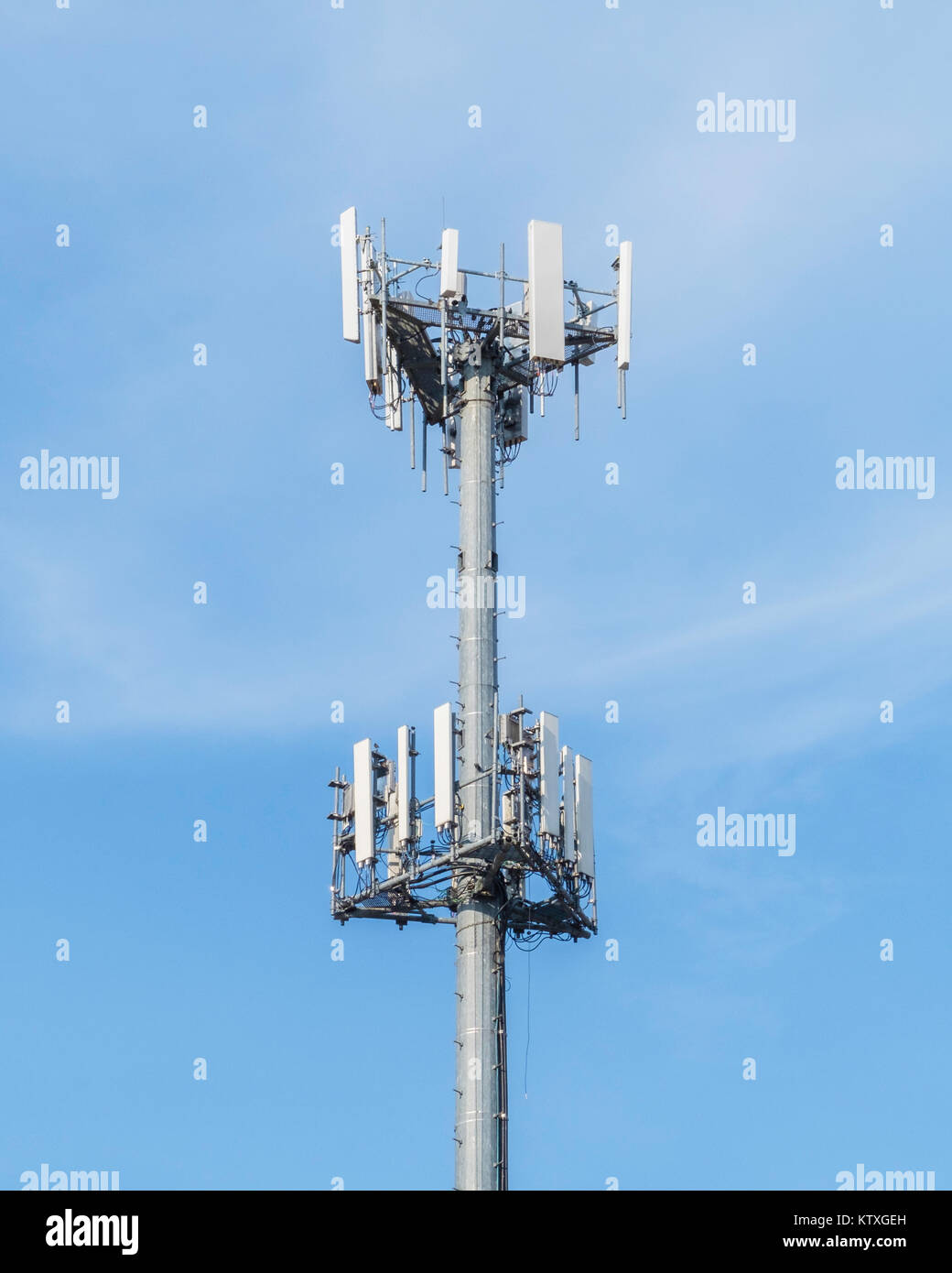 Una cella wireless torre contro un cielo blu. Stati Uniti d'America. Foto Stock