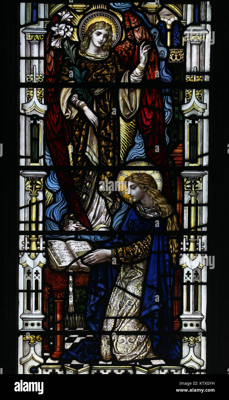 Finestra di vetro colorato da Powell & Sons raffigurante l' Annunciazione, Chiesa di Santa Maria, Stratford St Mary, Suffolk, Inghilterra; Foto Stock