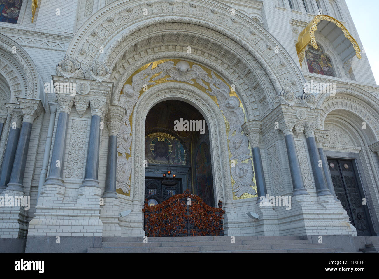 Kronstadt, Russia - Luglio 14, 2016: entrata principale della Naval Cattedrale di San Nicola Foto Stock