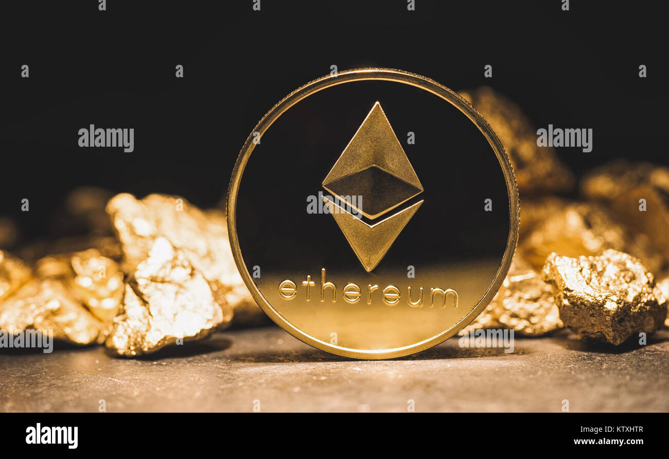 Ethereum cryptocurrency e un cumulo di pepite d'oro - Business Concetto di immagine Foto Stock