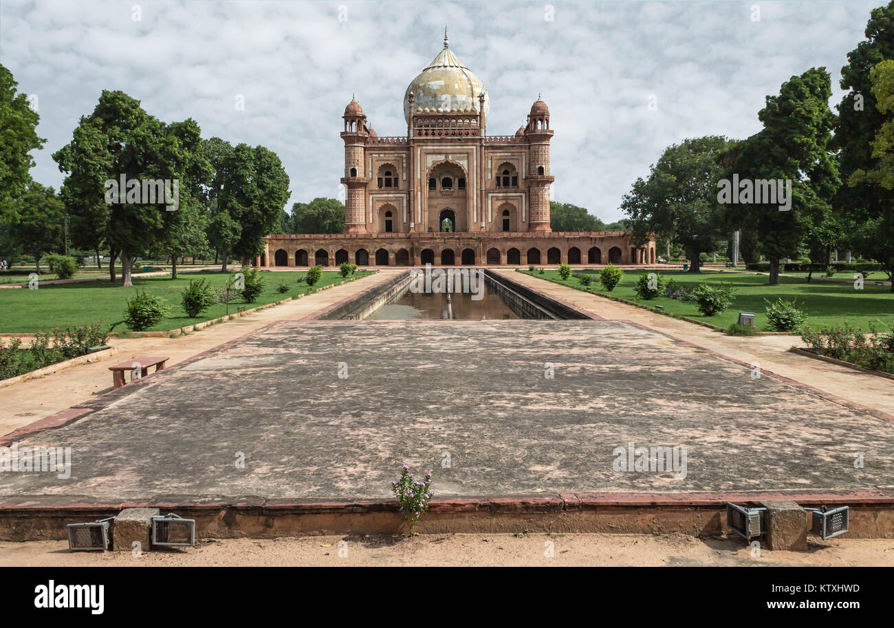 New Delhi , India- Agosto 14, 2014: Un'altra vista della tomba Safdurjung dalla parete esterna Foto Stock