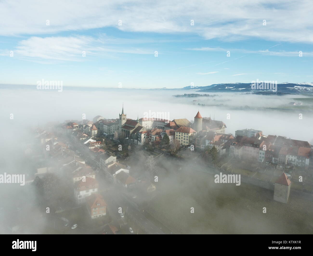 Città vecchia di Romont nella nebbia - stile medievale Foto Stock