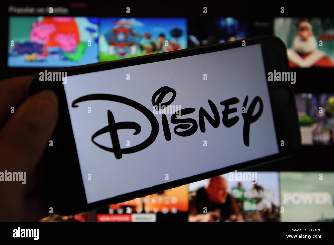 Un logo Disney su una schermata Telefono e Netflix su uno schermo di computer Foto Stock